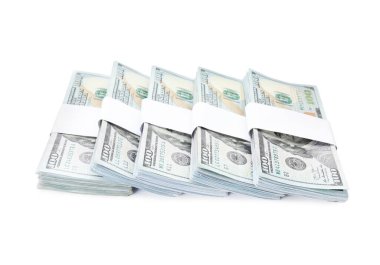 Beyaz arka planda yığınla para var. Amerikan ulusal para birimi