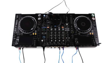 Beyaz arka planda kulaklıkları olan modern DJ denetleyici, yukarıda görünüm