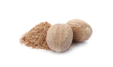 Beyaz arkaplanda Nutmeg tozu ve tohumları