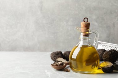 Açık gri mermer masa üzerinde taze trüf ve yağ, metin için yer