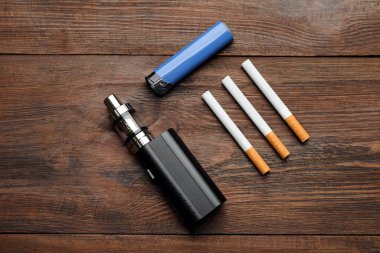 Sigara, çakmak ve tahta arka planda vapur, düz yatak. Sigara alternatifi