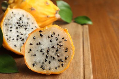 Lezzetli ejderha meyvesi (pitahaya) ahşap masada, yakın plan. Metin için boşluk