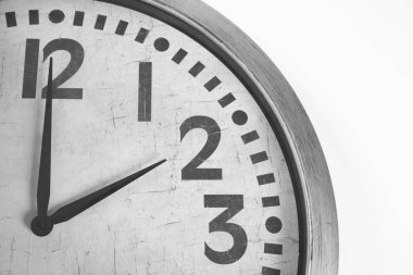 Beyaz arkaplanda analog saati, yakın plan