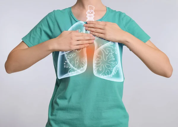 Kobieta Trzymająca Ręce Pobliżu Klatki Piersiowej Ilustracją Płuc Jasnoszarym Tle — Zdjęcie stockowe