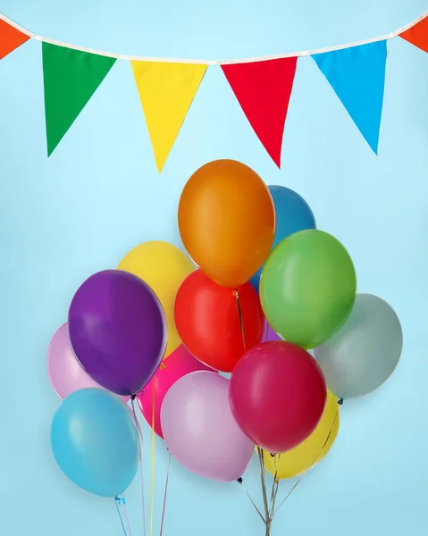 Πολύχρωμα Μπαλόνια Και Διακοσμητικές Σημαίες Bunting Γαλάζιο Φόντο — Φωτογραφία Αρχείου
