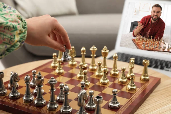 Женщина Играет Шахматы Партнером Через Онлайн Видео Чат Дома Крупным — стоковое фото