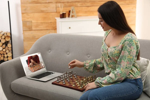 Молодая Женщина Играет Шахматы Партнером Через Онлайн Видео Чат Гостиной — стоковое фото