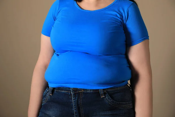 Overgewicht Vrouw Strak Shirt Lichtbruine Achtergrond Close — Stockfoto