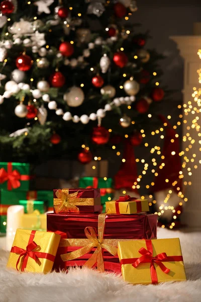Hermosas Cajas Regalo Cerca Del Árbol Navidad Habitación —  Fotos de Stock