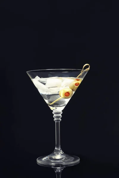 Martini Cocktail Mit Eis Und Oliven Auf Dunklem Hintergrund — Stockfoto