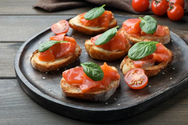 Deliciosos Sándwiches Con Salmón Espinacas Sobre Mesa Madera —  Fotos de Stock