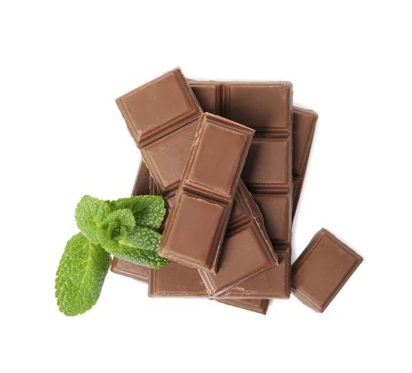 Вкусный Молочный Шоколад Куски Мятой Белом Фоне Вид Сверху — стоковое фото
