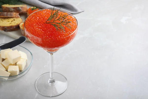 Copo Cocktail Delicioso Caviar Vermelho Com Endro Mesa Cinza Claro — Fotografia de Stock