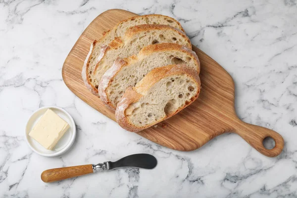 Pão Sodawater Recém Assado Manteiga Mesa Mármore Branco Flat Lay — Fotografia de Stock