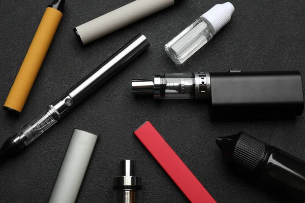 Verschiedene Elektronische Zigaretten Auf Schwarzem Tisch Flach Gelegt Alternative Zum — Stockfoto