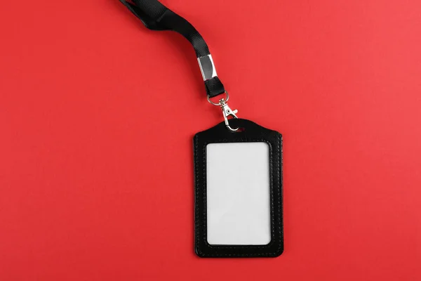 Blanco Badge Rode Achtergrond Bovenaanzicht Mockup Voor Ontwerp — Stockfoto