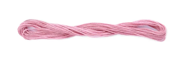 白い背景に淡いピンクの刺繍糸 トップビュー — ストック写真