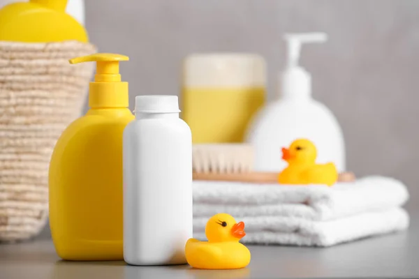 Baby Cosmetische Producten Handdoek Rubber Eenden Grijze Tafel Ruimte Voor — Stockfoto