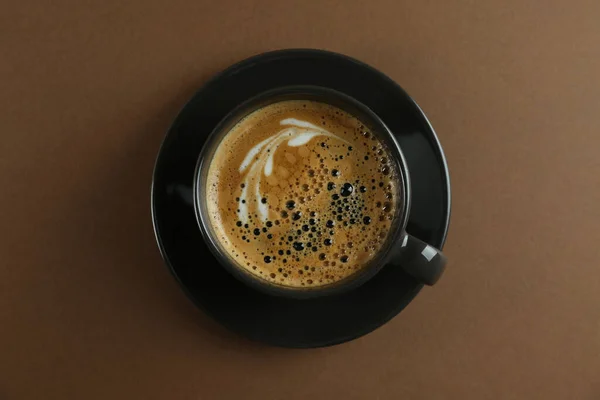 茶色の背景においしいコーヒーのカップ トップビュー — ストック写真