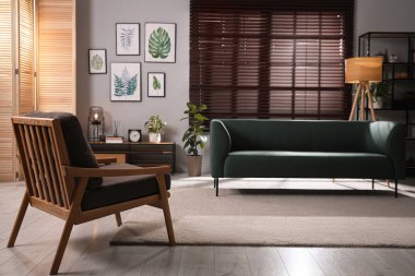 Şık bir oturma odası, rahat bir koltuk ve koltuğu var.