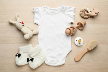 Tahta arka planda şirin bebek eşyaları, düz yatış.