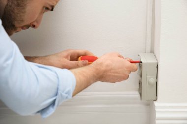 Elektrikçi elektrik prizine kapalı, tamir tornavida closeup ile