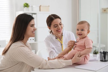 Anne ve bebek doktoru kliniğe geliyor.