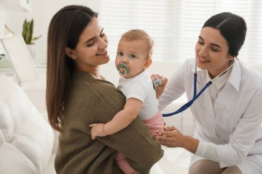 Anne ve bebek doktoru kliniğe geliyor.