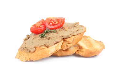 Lezzetli ciğer ezmeli ekmek dilimleri ve beyaz arka planda domates.
