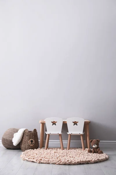 Quarto Infantil Bonito Interior Com Mobiliário Brinquedo Perto Parede Cinza — Fotografia de Stock