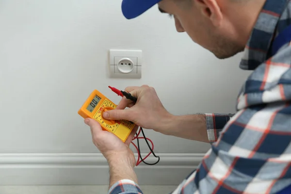 Electricista Con Voltaje Comprobación Del Probador Interiores Primer Plano — Foto de Stock