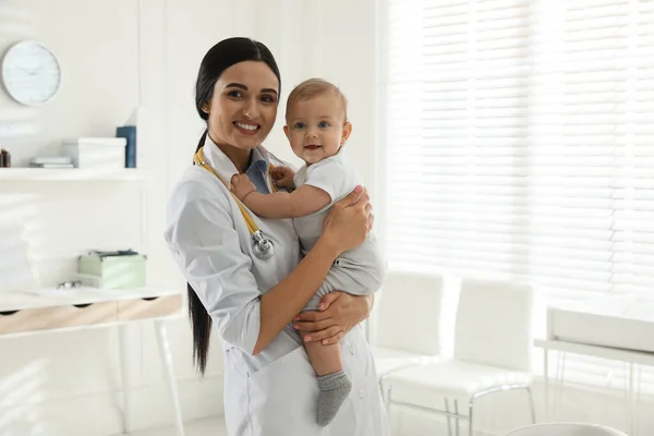 Jonge Kinderarts Met Schattige Kleine Baby Kliniek Ruimte Voor Tekst — Stockfoto