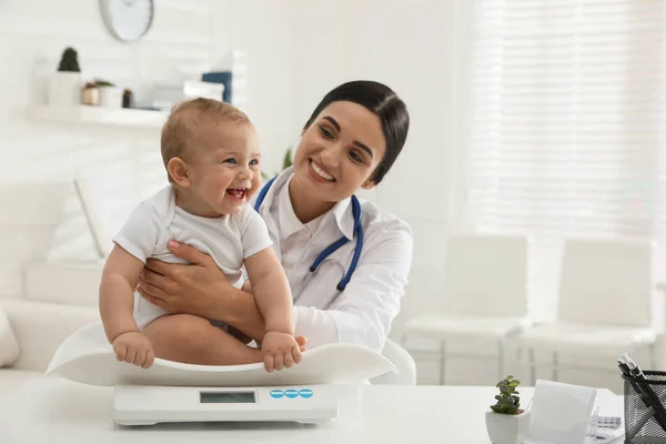 Jovem Pediatra Pesando Bebê Bonito Clínica Espaço Para Texto — Fotografia de Stock