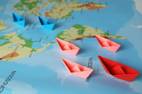Group Colorful Paper Boats World Map — Stock Photo, Image