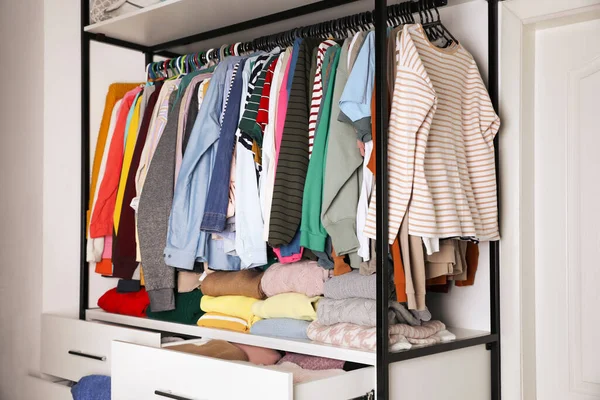 Odada şık kadın kıyafetleri var. Hızlı moda.