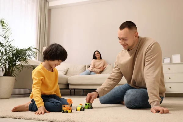 Vader Zijn Zoon Spelen Thuis Samen — Stockfoto