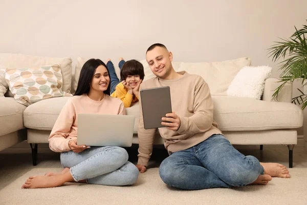 Šťastná Rodina Gadgets Podlaze Doma — Stock fotografie