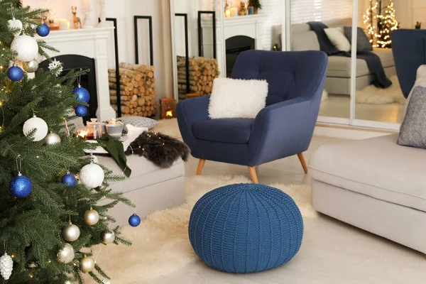 Útulný Interiér Pokoje Pleteným Sáčkem Krásným Vánočním Stromečkem — Stock fotografie
