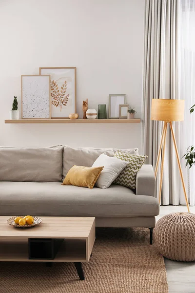 Stilvolles Wohnzimmerinterieur Mit Bequemem Grauen Sofa Und Couchtisch — Stockfoto