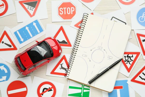 Muitos Cartões Sinalização Estrada Diferentes Notebook Com Esboço Rotunda Carro — Fotografia de Stock