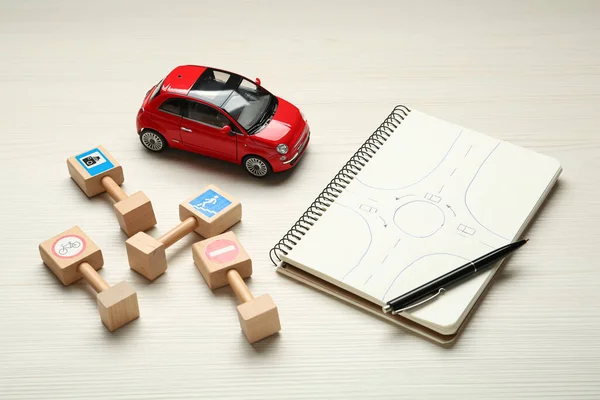 Diferentes Sinais Estrada Miniatura Carro Notebook Com Esboço Rotunda Fundo — Fotografia de Stock