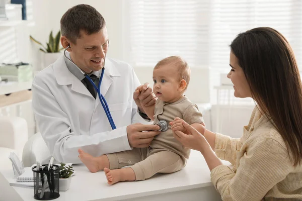 Mãe Com Seu Bebê Bonito Visitando Pediatra Clínica — Fotografia de Stock