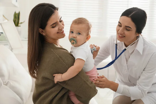Madre Con Lindo Bebé Visitando Pediatra Clínica —  Fotos de Stock
