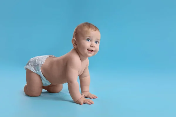 Lindo Bebé Pañal Suave Seco Arrastrándose Sobre Fondo Azul Claro —  Fotos de Stock