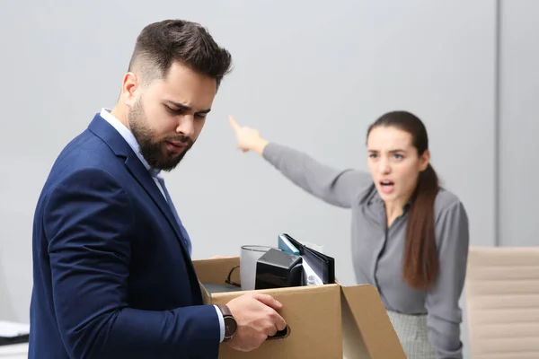 Jefe Despedir Joven Del Trabajo Oficina —  Fotos de Stock