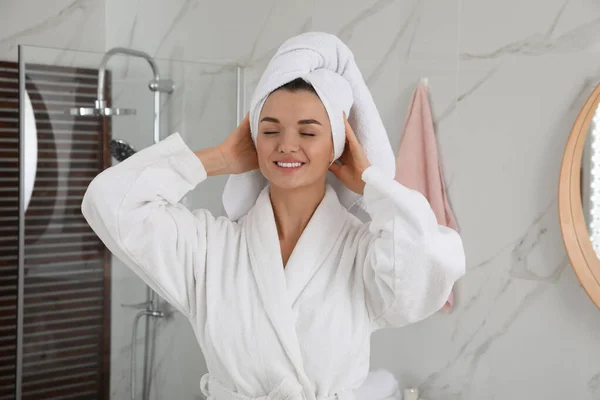 Mooie Jonge Vrouw Met Haar Verpakt Handdoek Binnen — Stockfoto