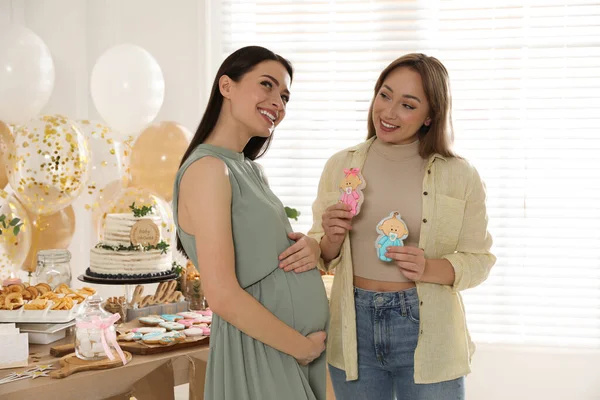 Szczęśliwa Kobieta Ciąży Jej Przyjaciel Smaczne Ciasteczka Baby Shower Party — Zdjęcie stockowe