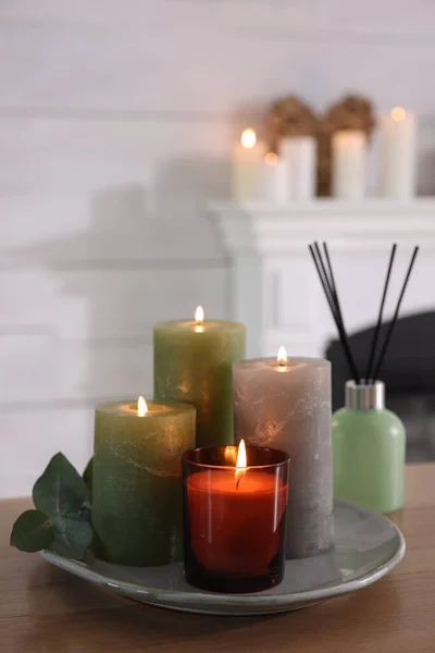 Schöne Brennende Kerzen Und Lufterfrischer Auf Holztisch Drinnen Platz Für — Stockfoto