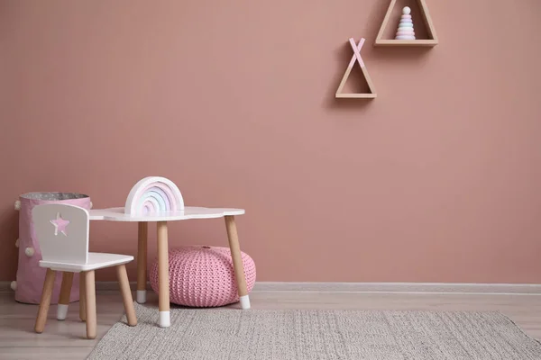 Quarto Infantil Bonito Interior Com Móveis Brinquedos Prateleiras Forma Peruca — Fotografia de Stock