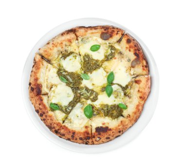 Beyaz arka planda pesto soslu lezzetli pizza.